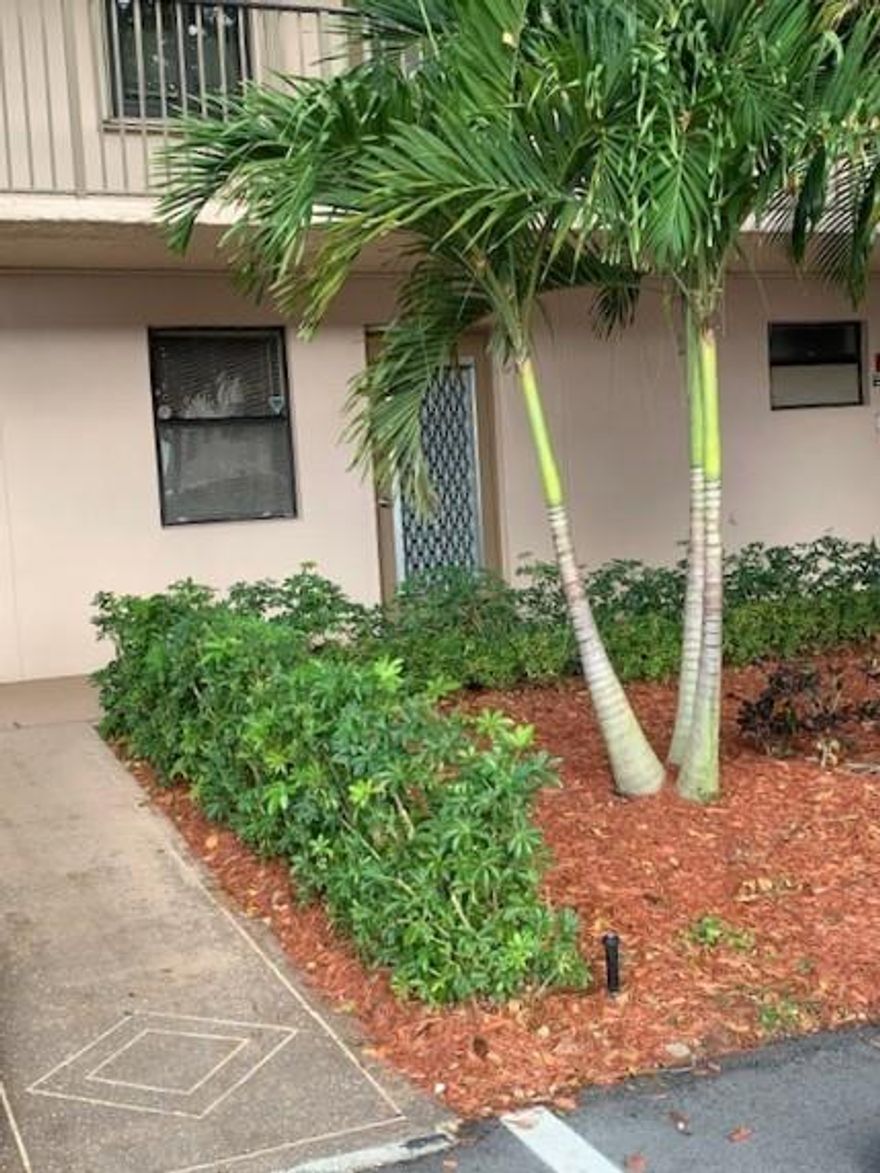 Updated 1 bed 1 bath in desirable Phase 4 of SUNRISE LAKES a 55+ community, Freshly painted all new Stainless
Steel appliances New Full size washer & dryer LVF in main area and new carpet in bedroom Parking right in front of
unit. Screened in patio. Golf included in maint. Active clubhouse with many clubs and entertainment. Furniture
negotiable . Owner occupied and need 24hr advance notice for showing
NO SPECIAL ASSESSMENTS  ON THIS BUILDING