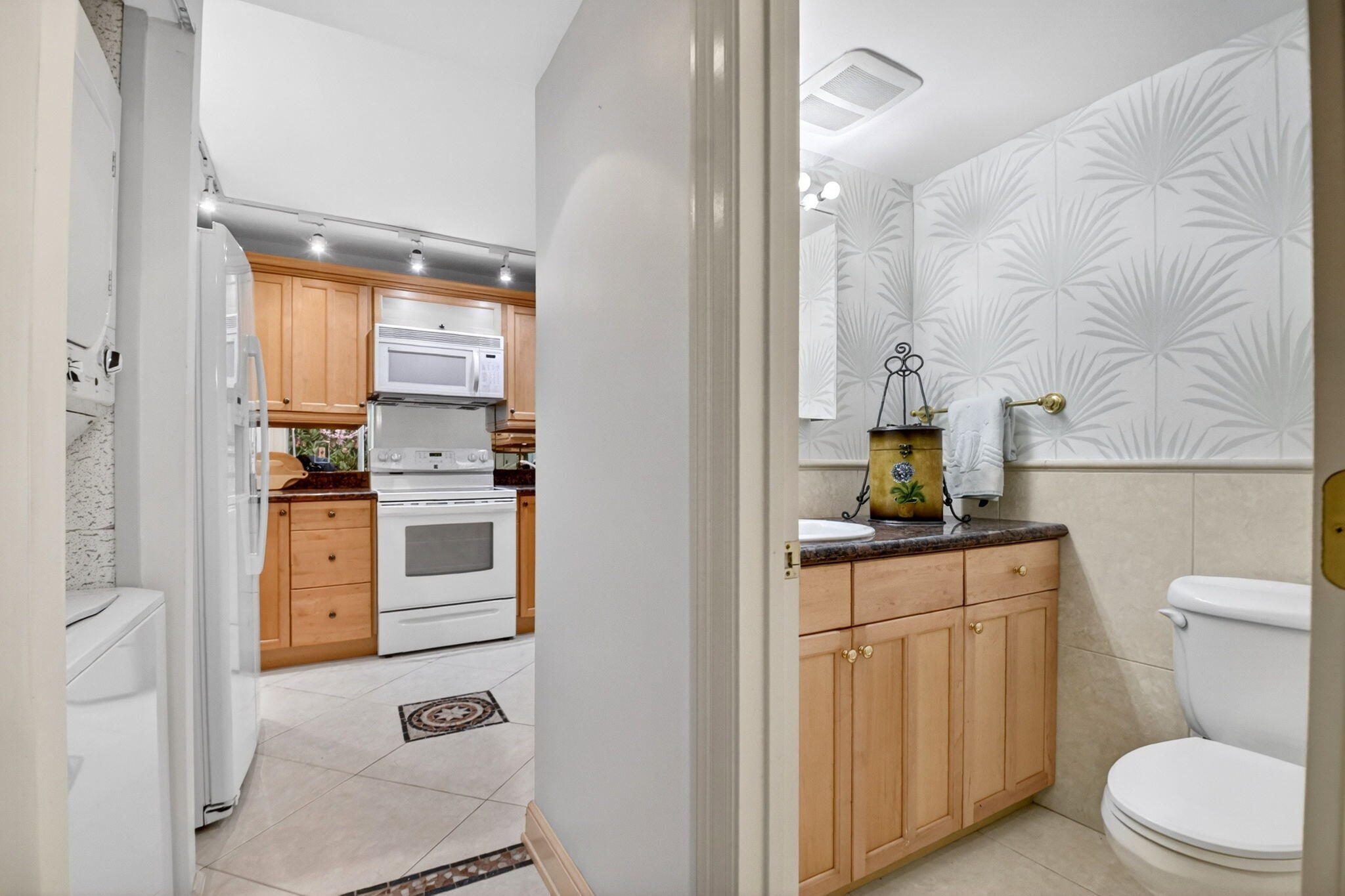 MAYFAIR HOUSE CONDO - Residential