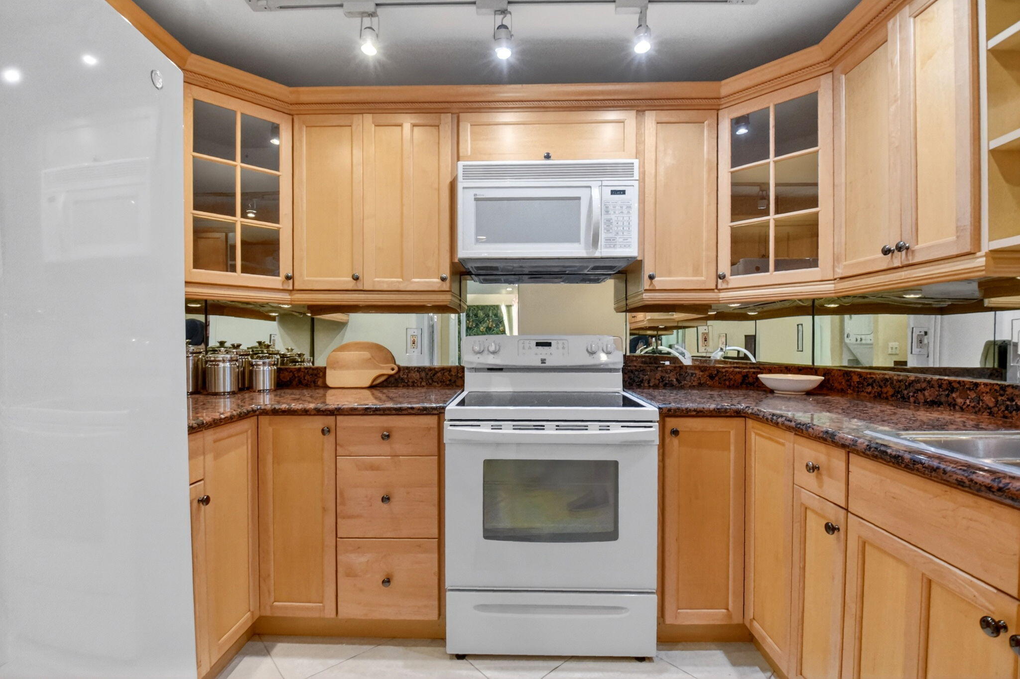 MAYFAIR HOUSE CONDO - Residential