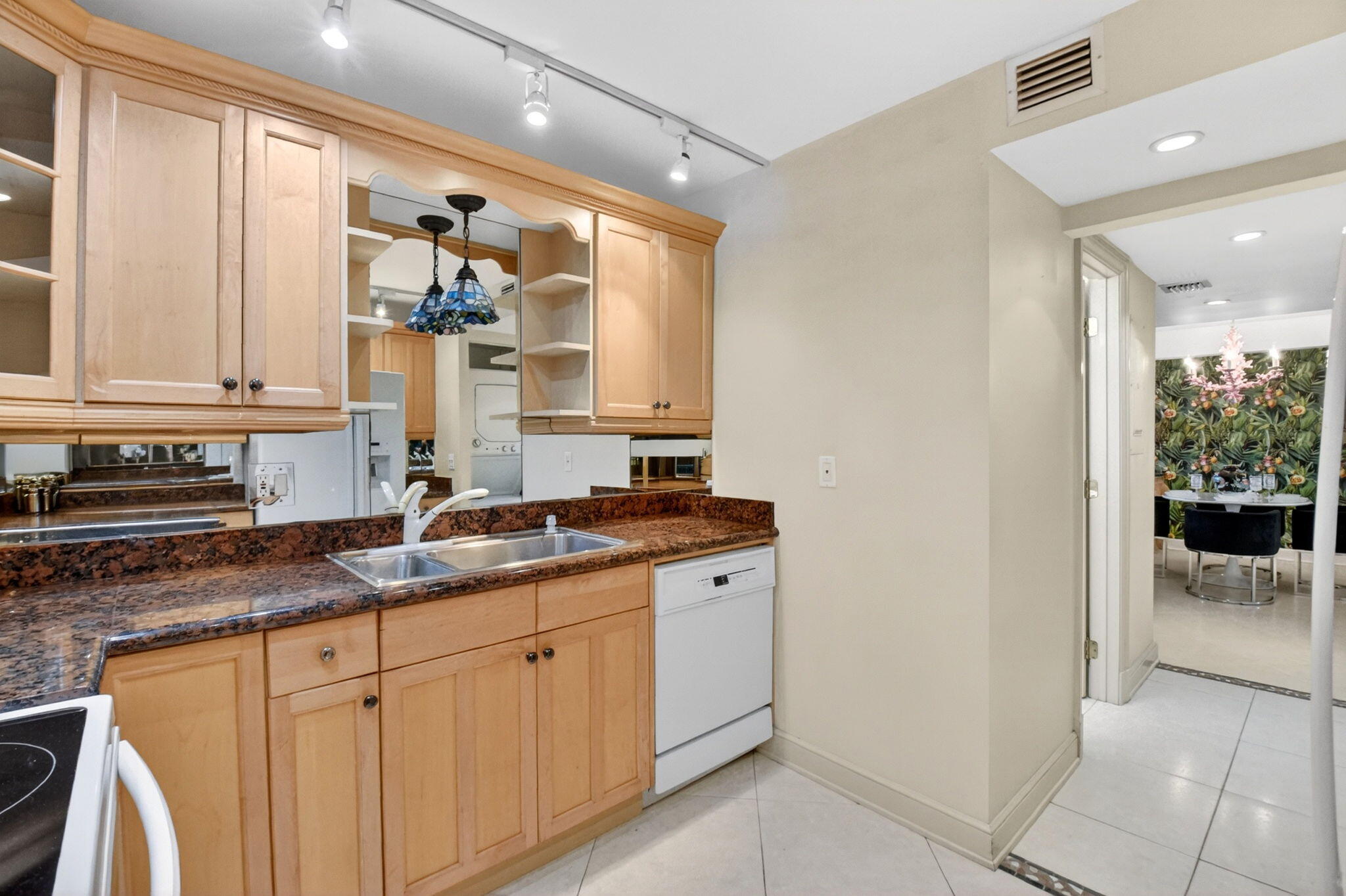 MAYFAIR HOUSE CONDO - Residential