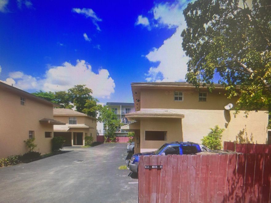 2 STORY TOWNHOUSE 3 BDR 2.5 BATH WITH LARGE EAT-IN OPEN KITCHEN, LOTS OF CLOSET SPACE, 2 COVERED PARKING SPACES. LARGE SCREENED PATIO. WASHER/DRYER IN THE UNIT. CAN BE RENTED INMEDIATELLY