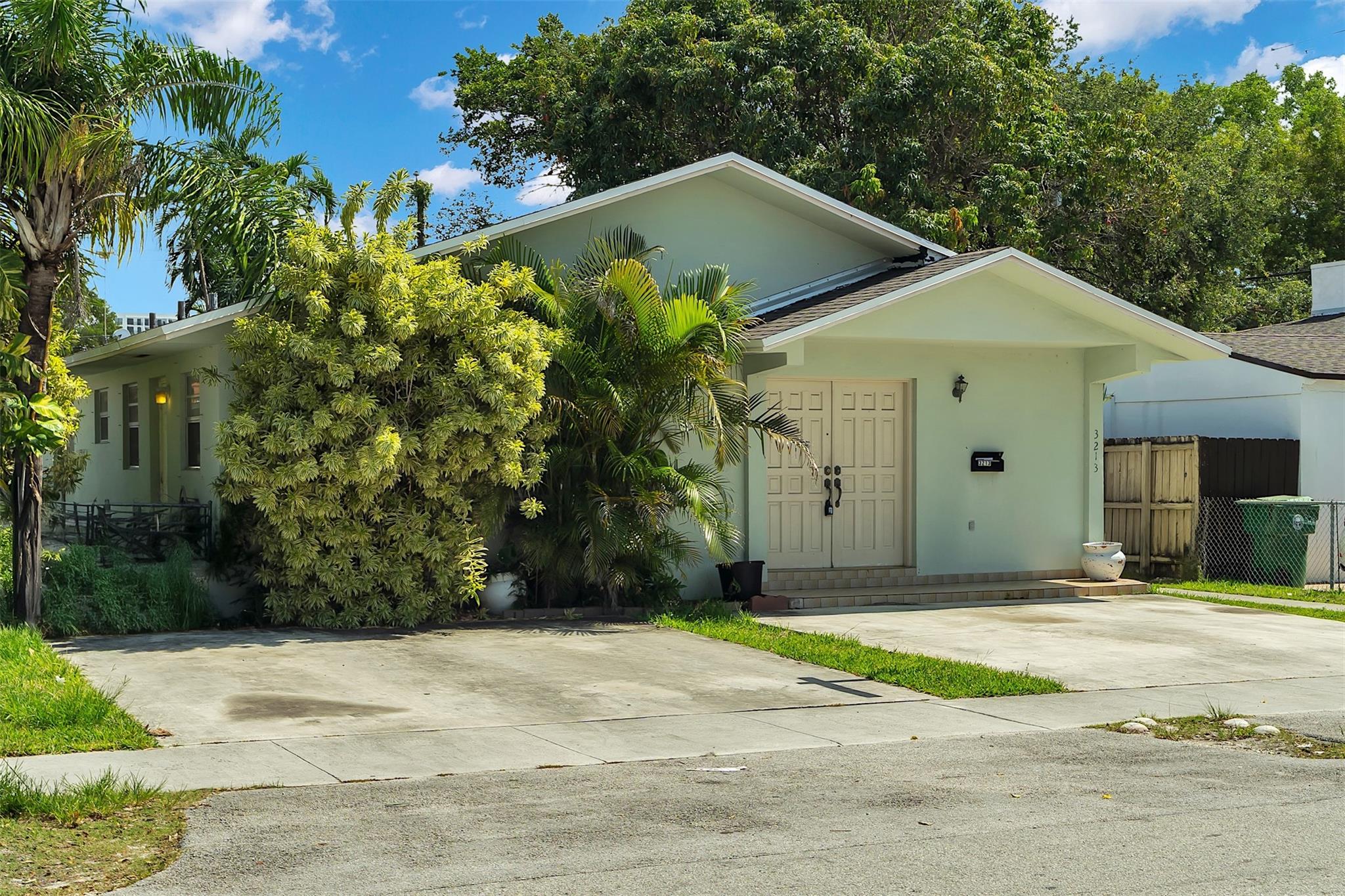 3211-3213 SW 26th St