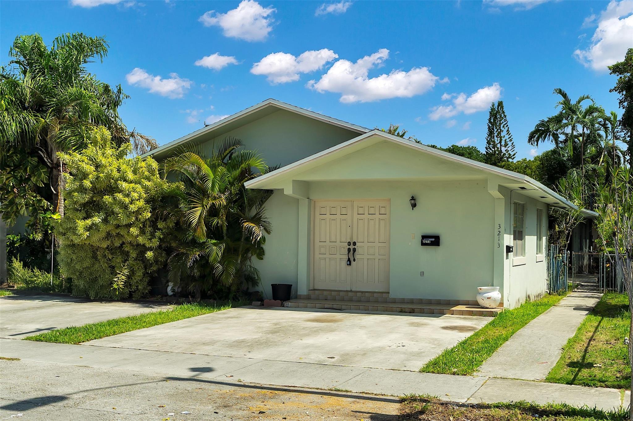 3211-3213 SW 26th St