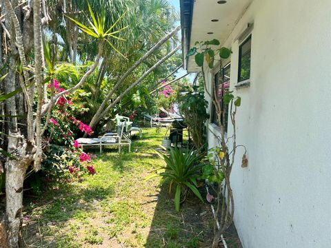 Single Family Residence in West Palm Beach FL 4219 Christine Lane Ln 2.jpg