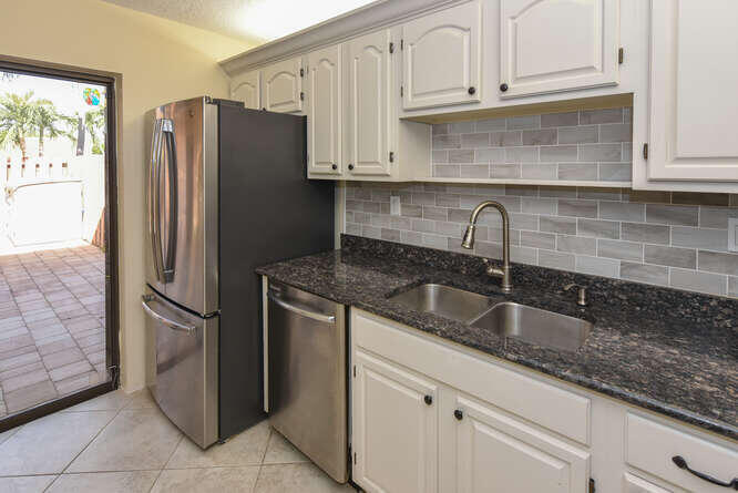 ATLANTIS ATRIUMS - Residential Lease