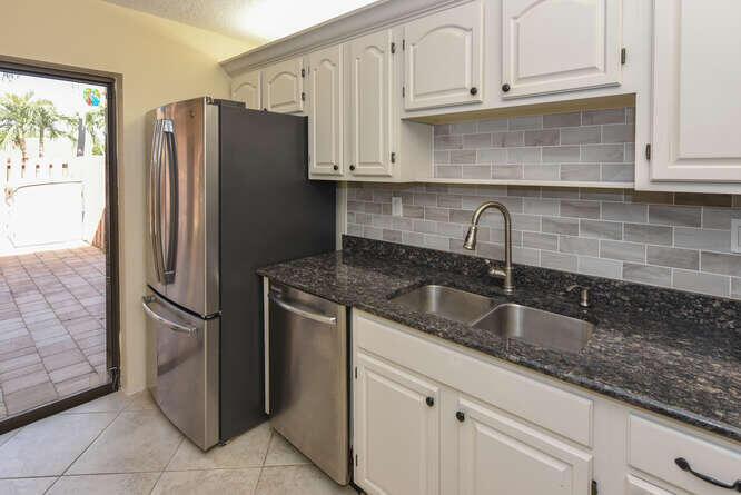 ATLANTIS ATRIUMS - Residential Lease