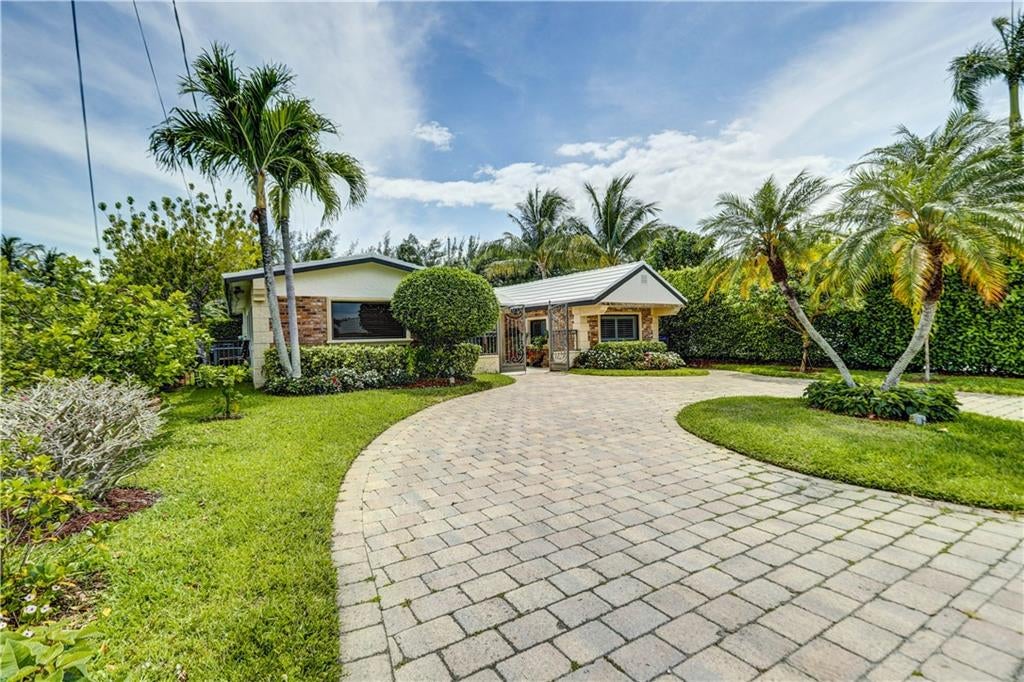 Photo of 2720 SE 14th St, Pompano Beach, FL 33062 (MLS # F10328182)