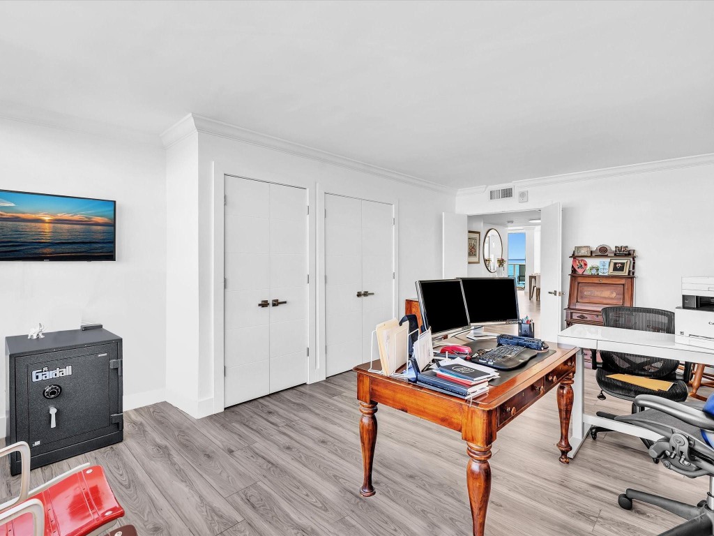 PLAZA EAST - Residential