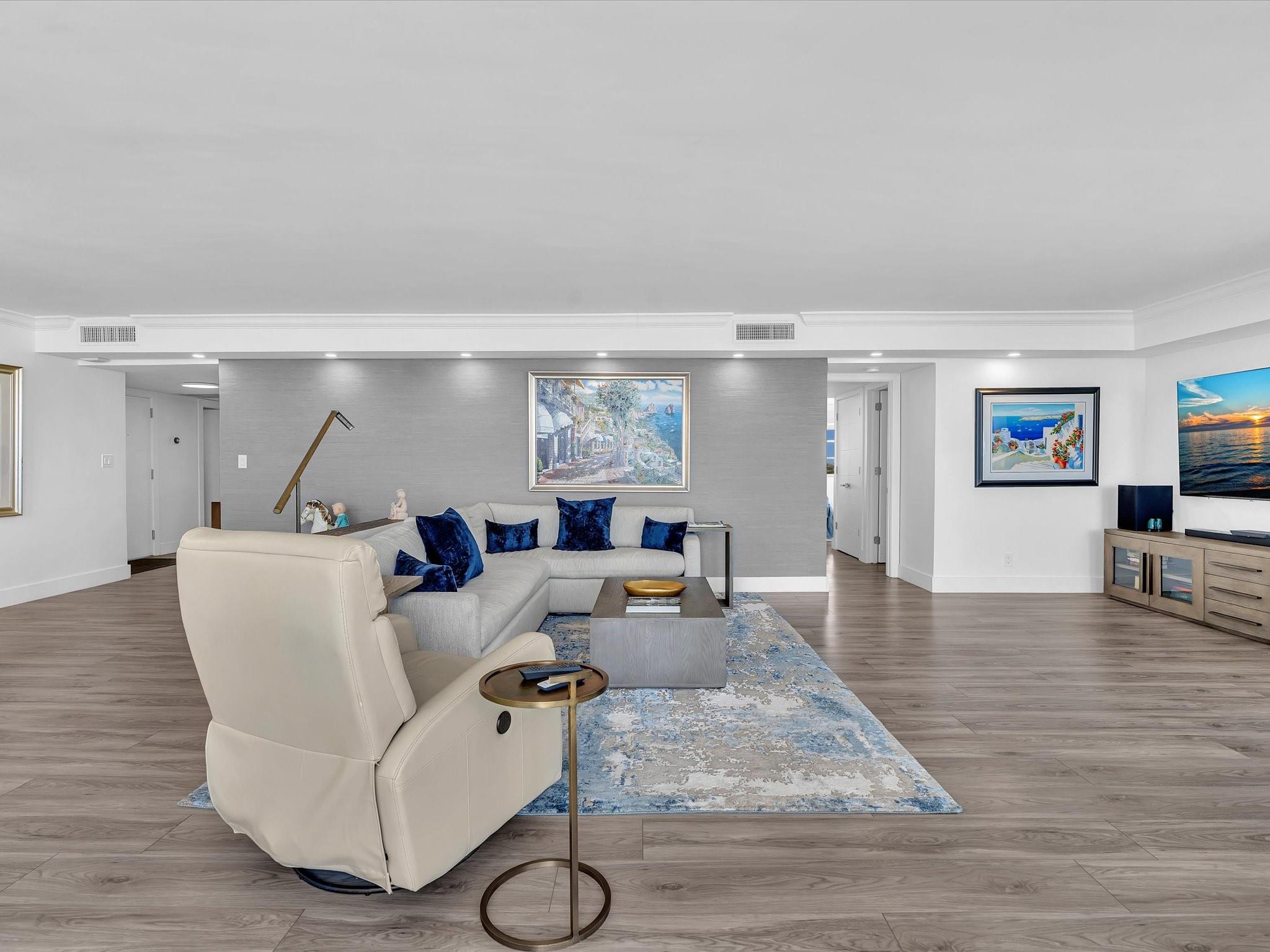 PLAZA EAST - Residential