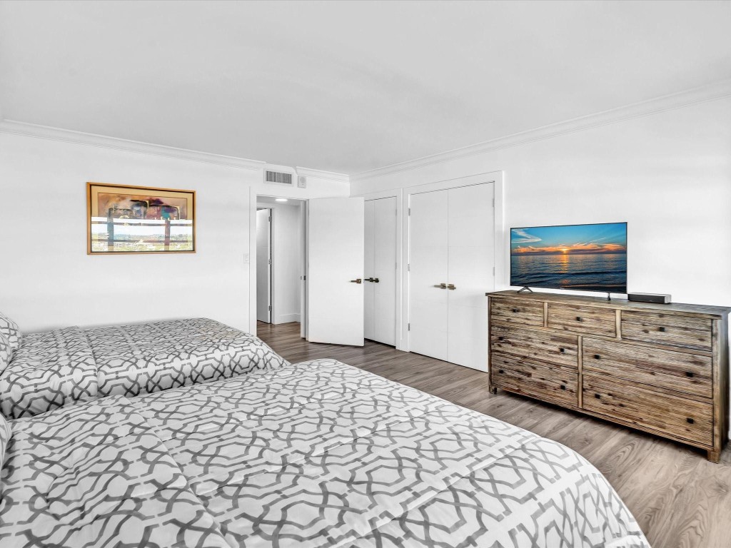 PLAZA EAST - Residential