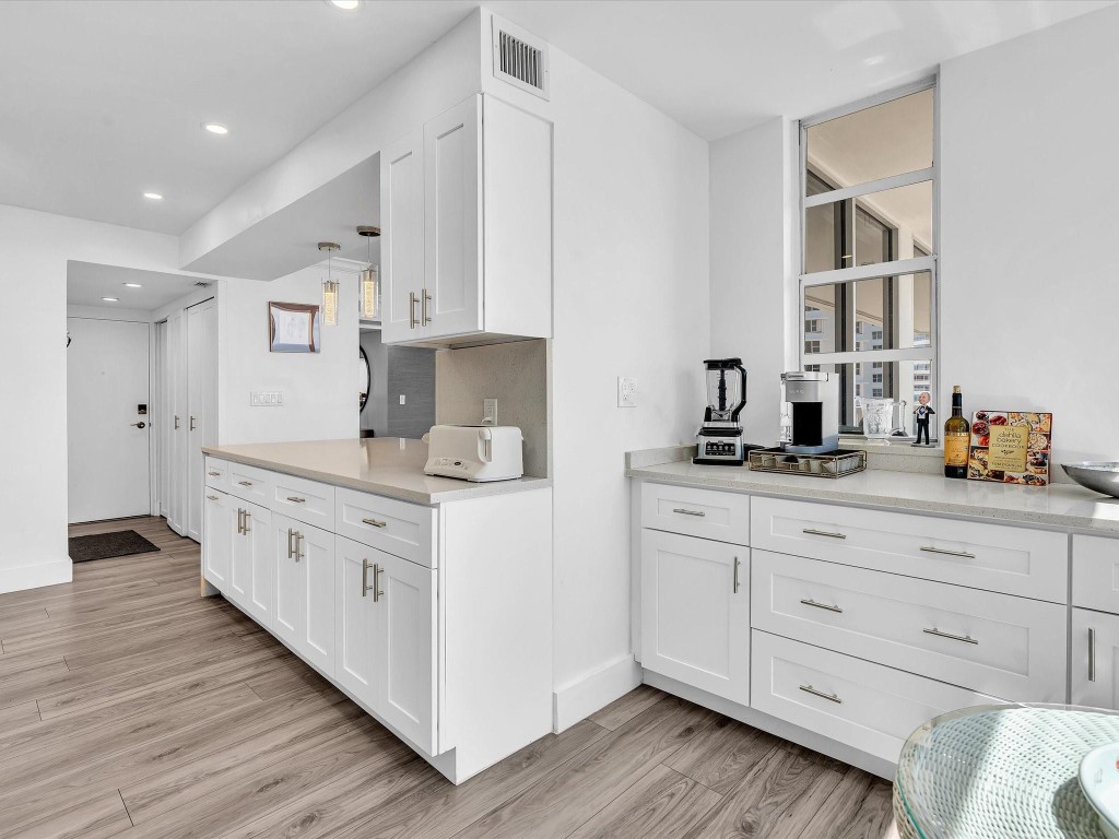 PLAZA EAST - Residential