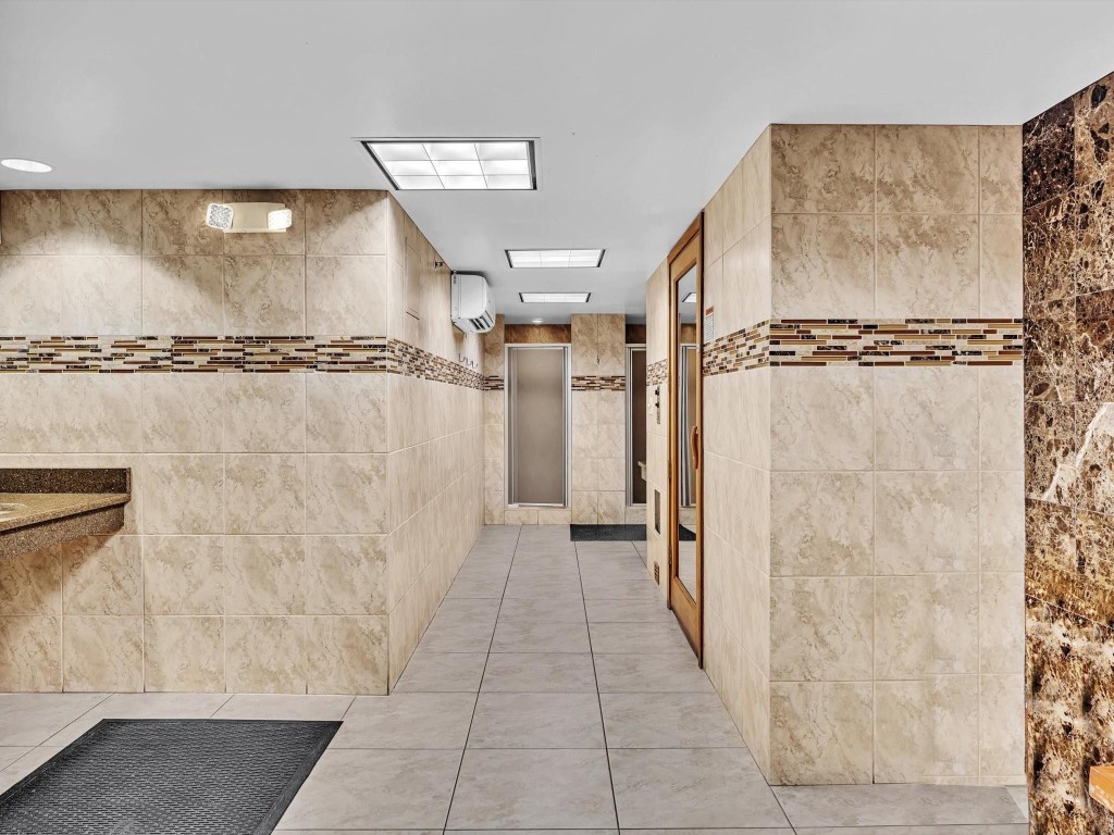 PLAZA EAST - Residential