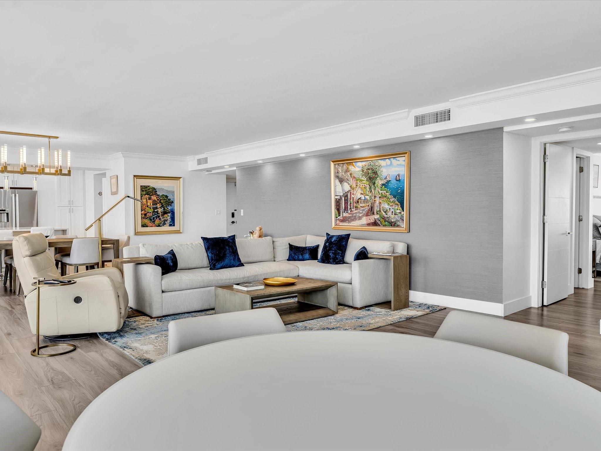 PLAZA EAST - Residential