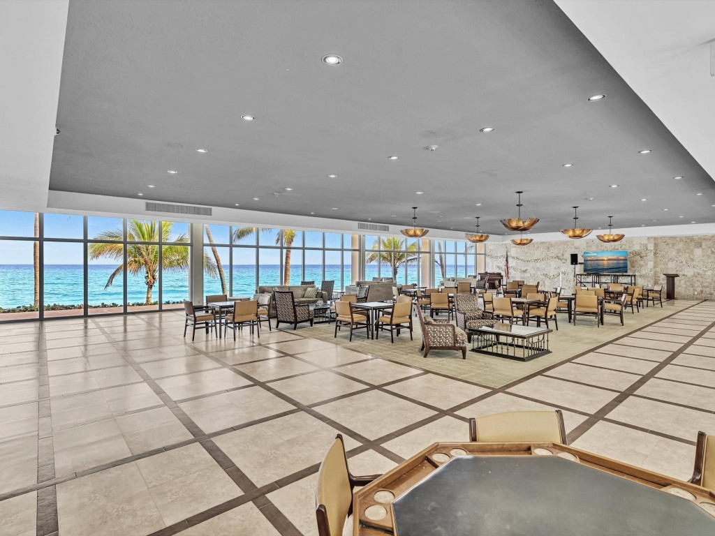 PLAZA EAST - Residential