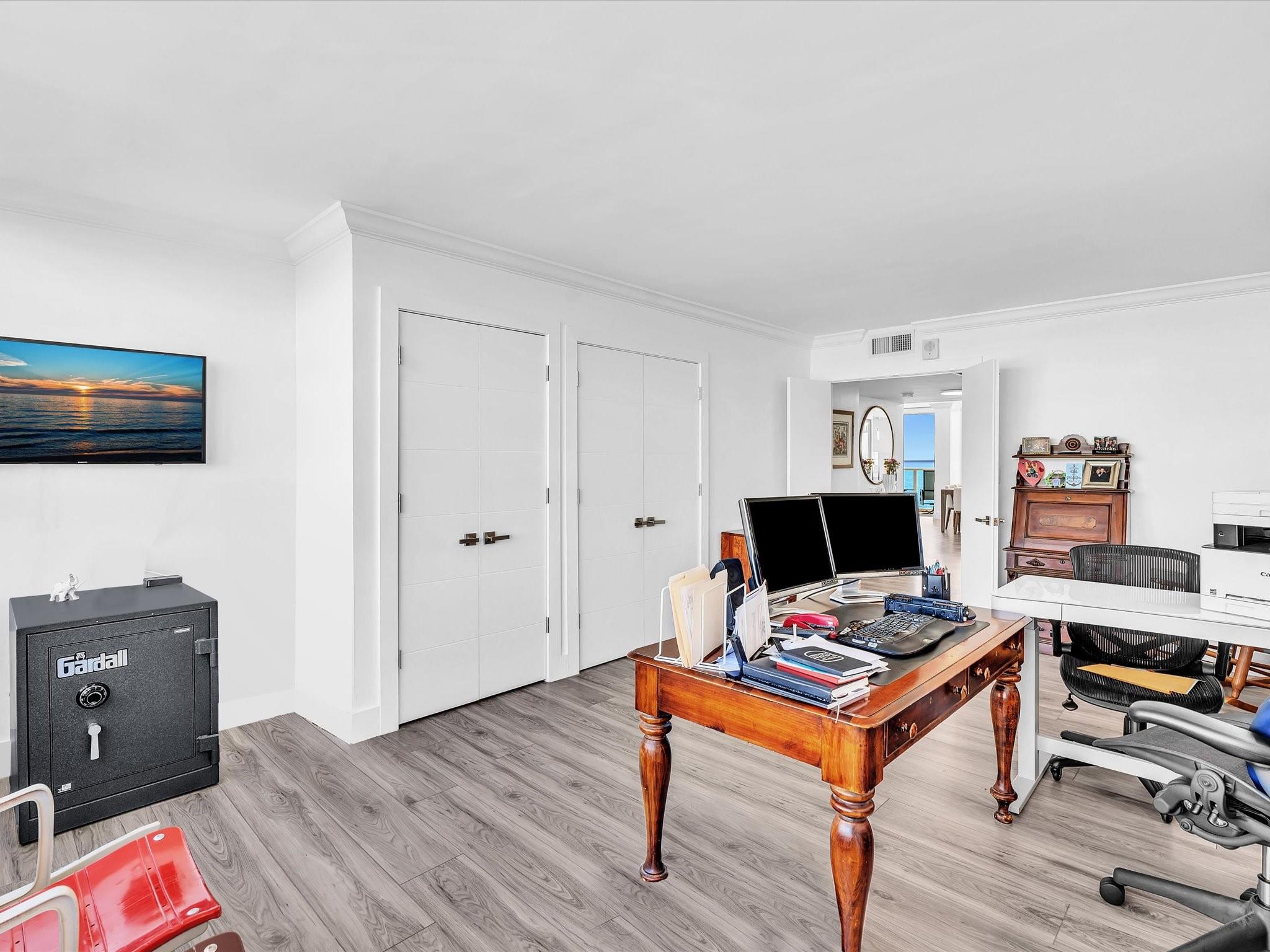 PLAZA EAST - Residential