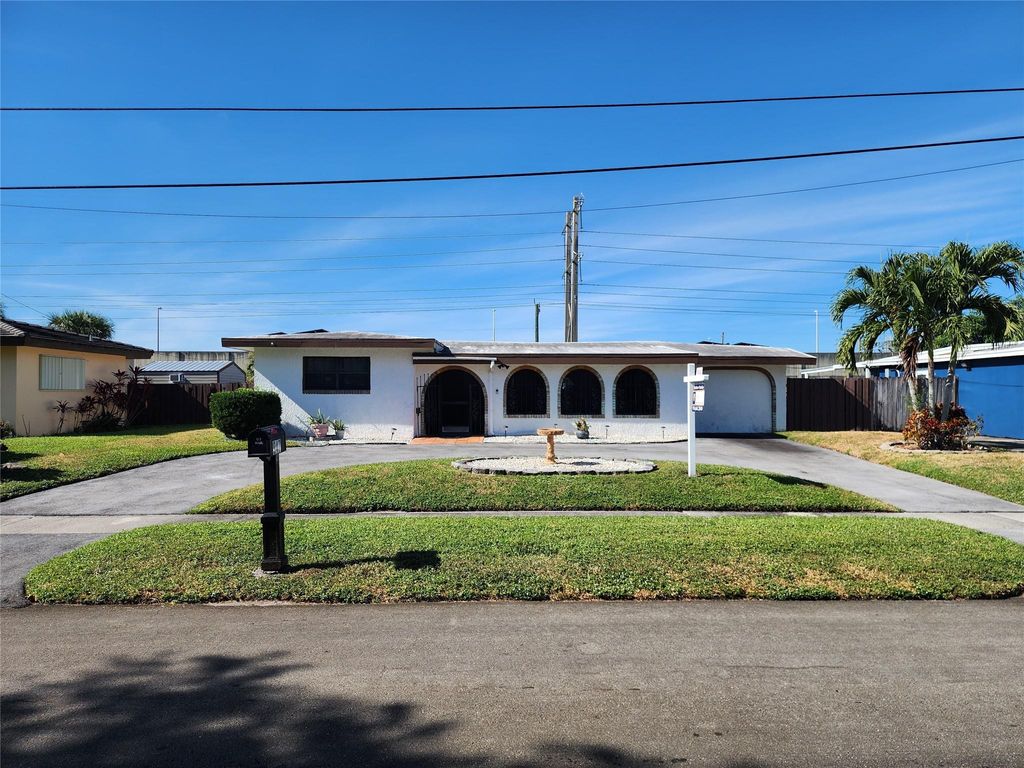 Photo of 947 SW 51st Avenue, Plantation, FL 33317 (MLS # F10471319)
