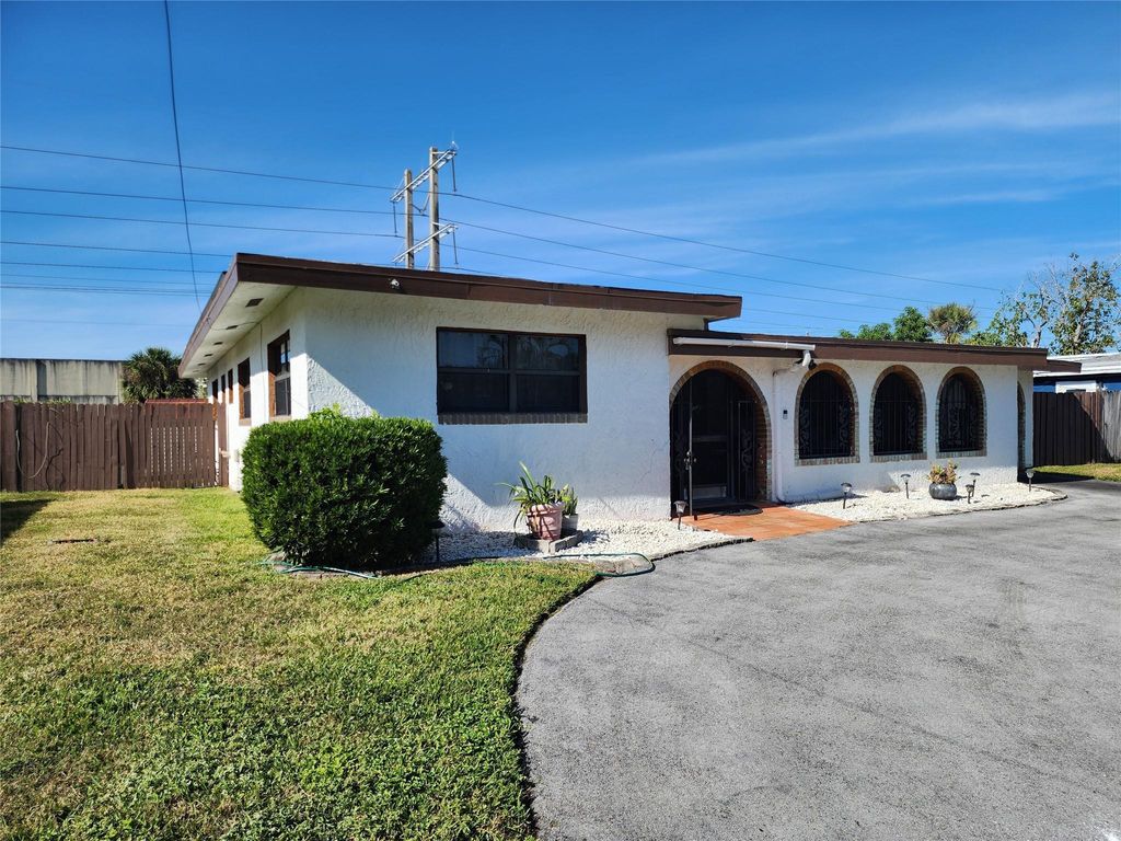 Photo of 947 SW 51st Avenue, Plantation, FL 33317 (MLS # F10471319)