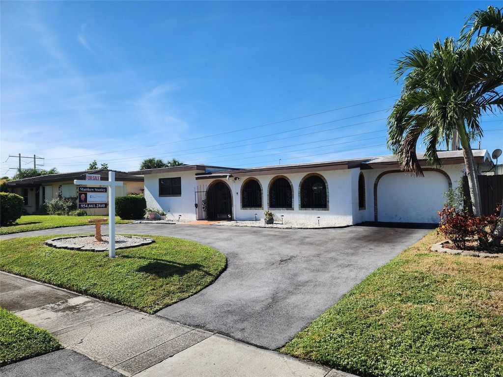 Photo of 947 SW 51st Avenue, Plantation, FL 33317 (MLS # F10471319)