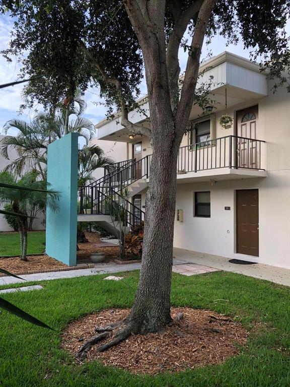 Beautifully updated 2/2 with laminate flooring through out, new stainless steal appliances and new granite countertops. Located east of 95 just mins from Atlantic Ave and the beach. Pool, tennis and an out grilling area just outside the unit.