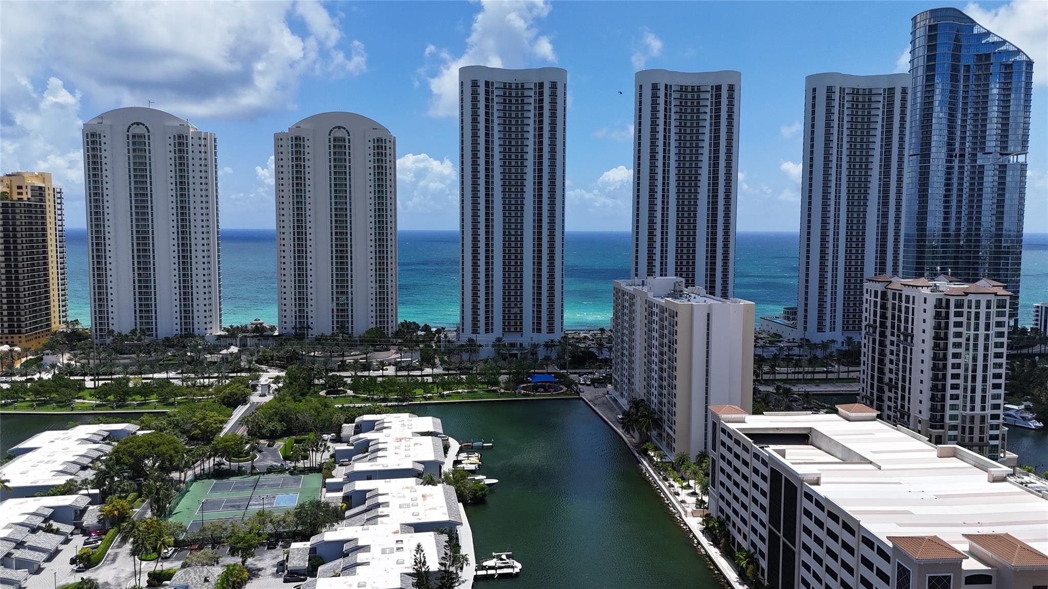 POINCIANA IS YT & RCQ CLUB CONDO - Residential