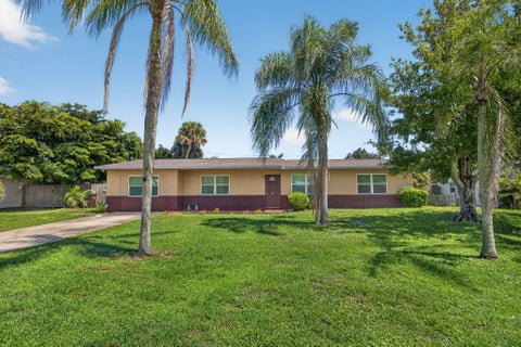 Photo of 921 SE FLAMINGO Avenue, Stuart, FL 34996 (MLS # B26078957)