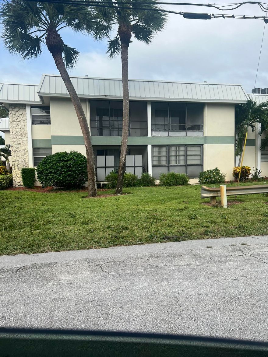 Very clean and ready for you to bring your furnishings home.   55+ community with pool, BBQ grills, clubhouse, and more, across from Lawnwood tennis courts, close to shopping, downtown Fort Pierce, and the beaches.
