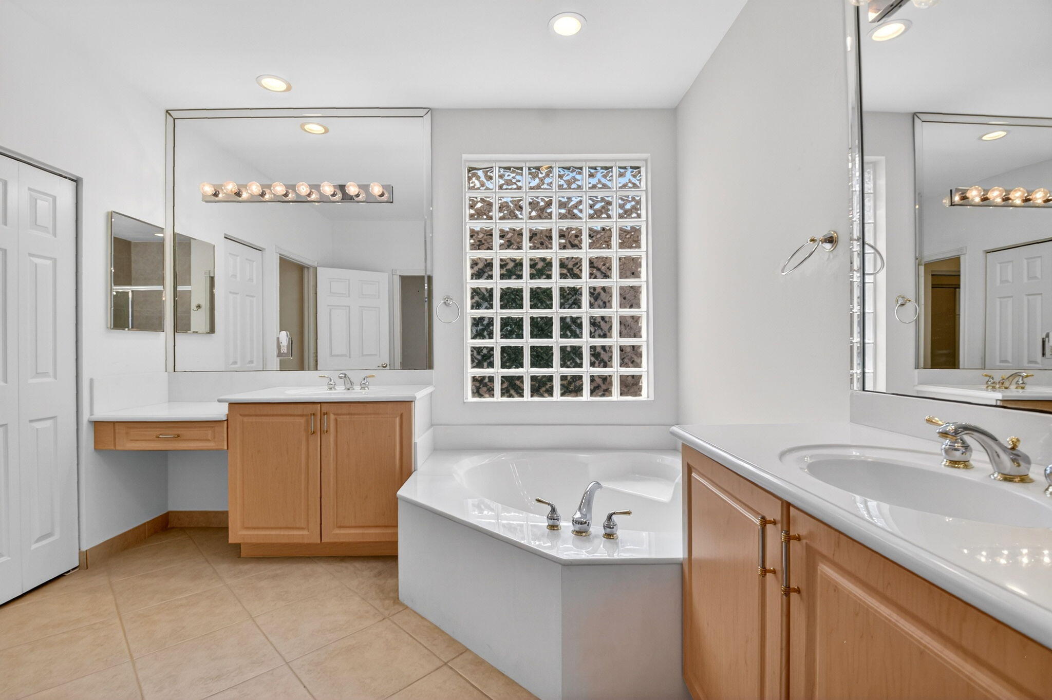 VALENCIA SHORES - Residential