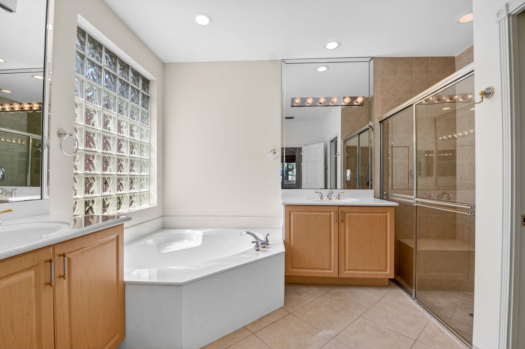 VALENCIA SHORES - Residential