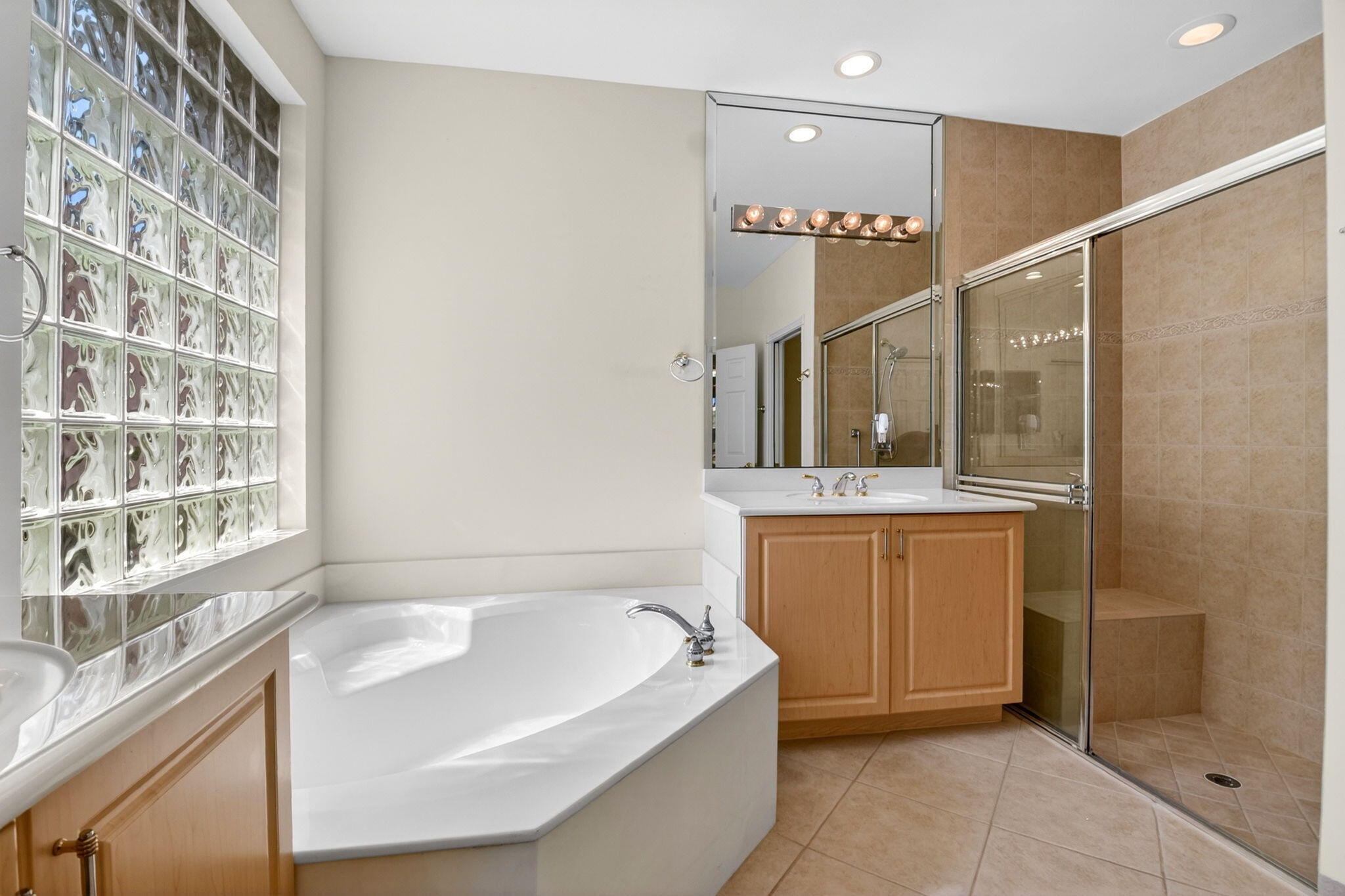 VALENCIA SHORES - Residential
