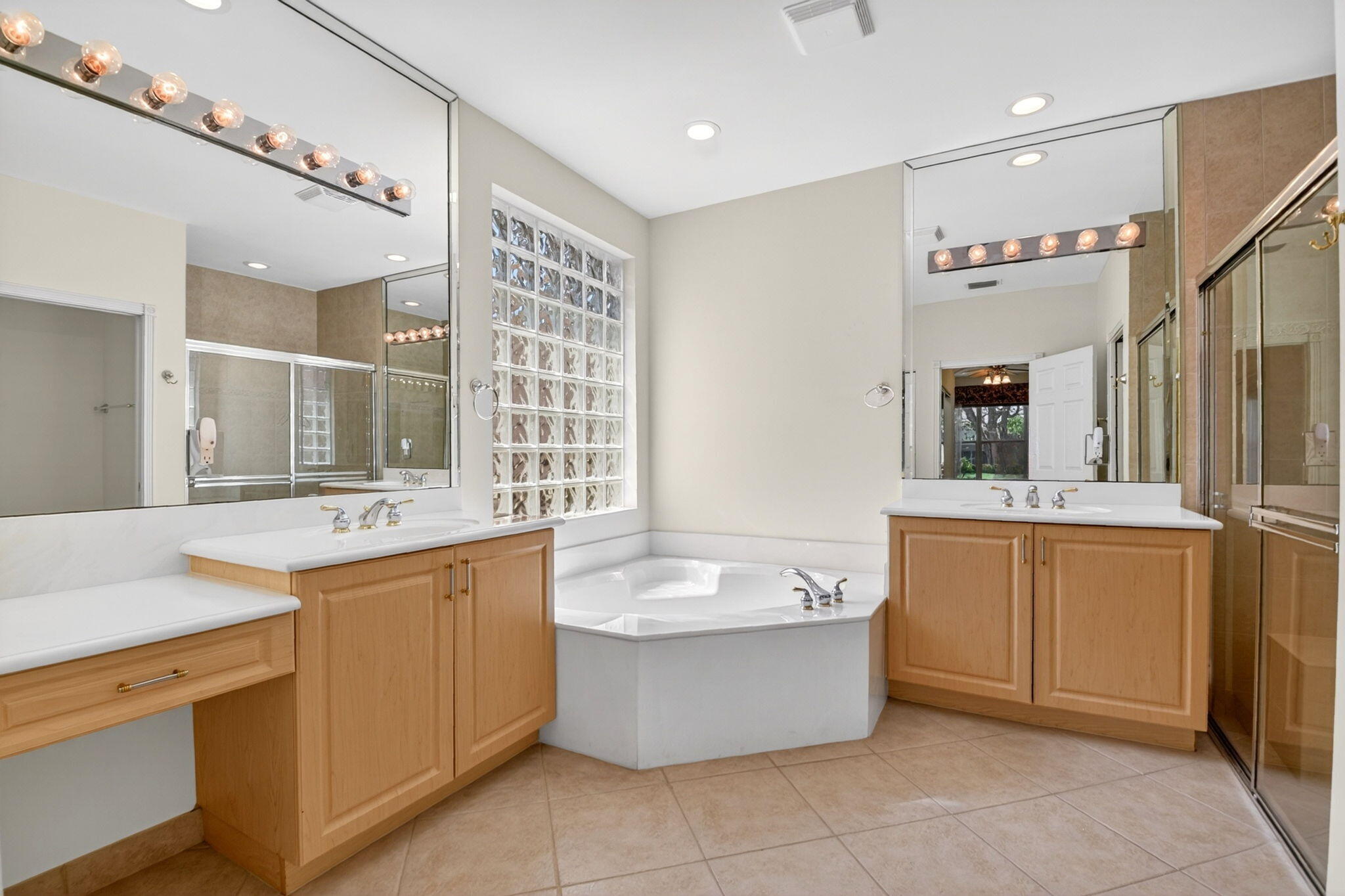 VALENCIA SHORES - Residential