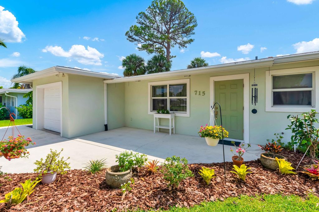 Photo of 715 SE Alamanda Way, Stuart, FL 34996 (MLS # R11099224)