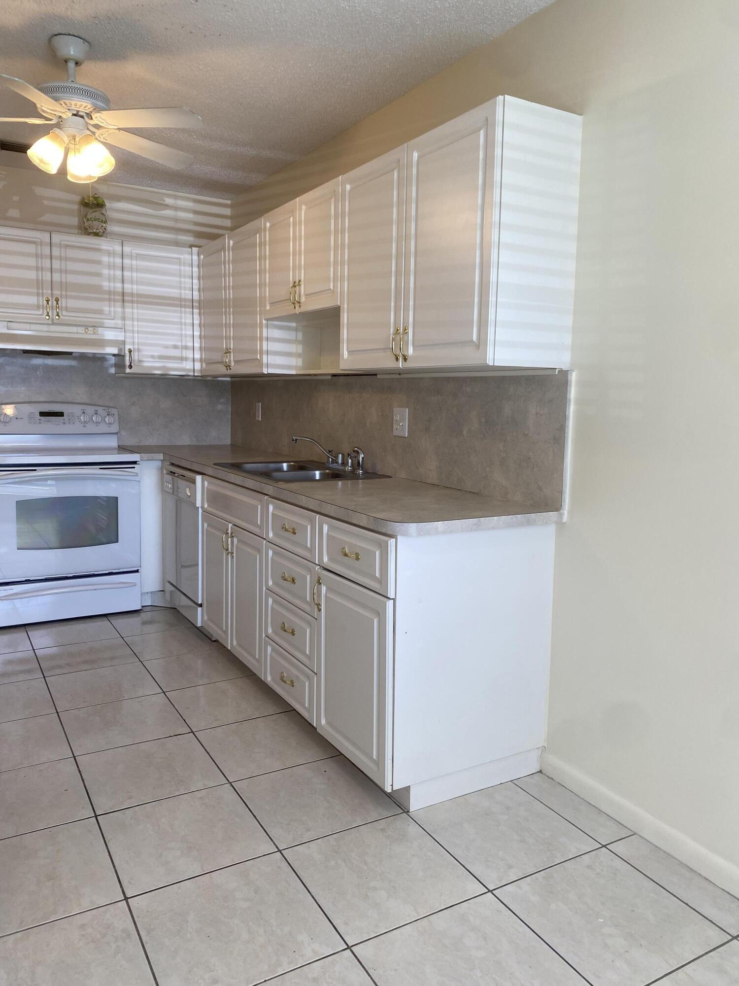 BOCA LAKES CONDO - Residential Lease