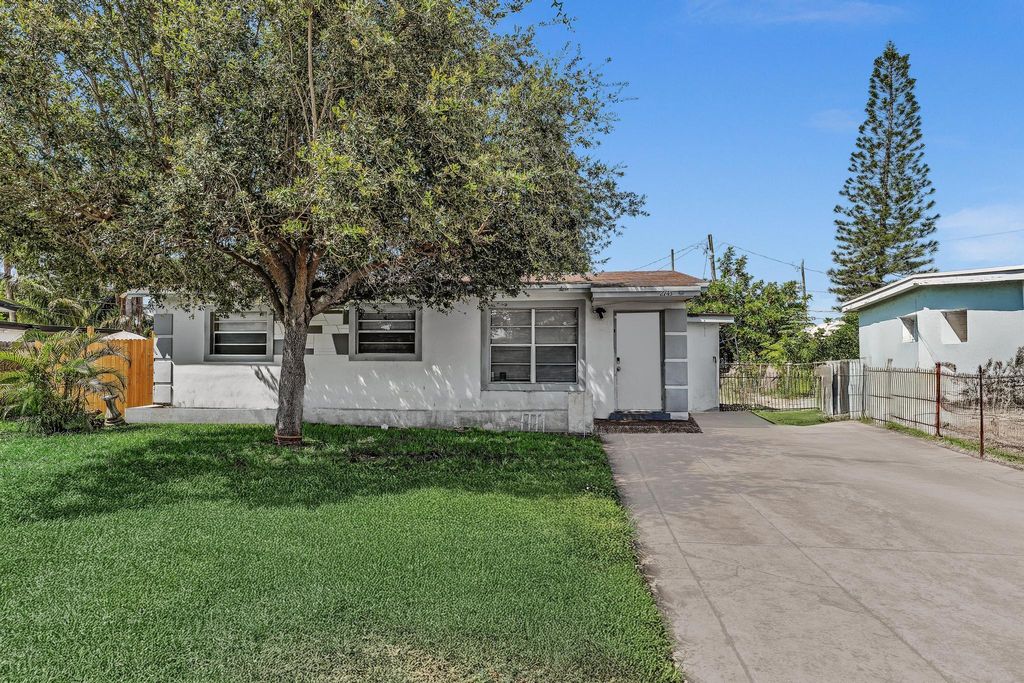 Photo of 2743 NW 2nd Street, Boynton Beach, FL 33435 (MLS # B26046655)