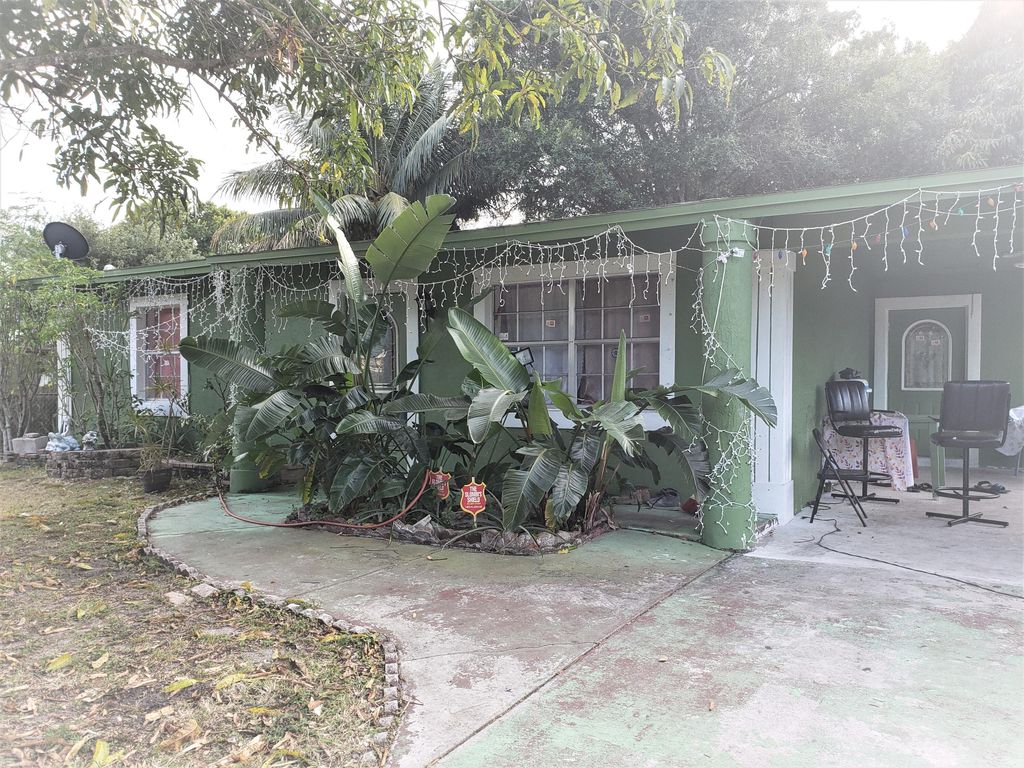 Photo of 607 S 23rd Street W, Fort Pierce, FL 34950 (MLS # R10796053)