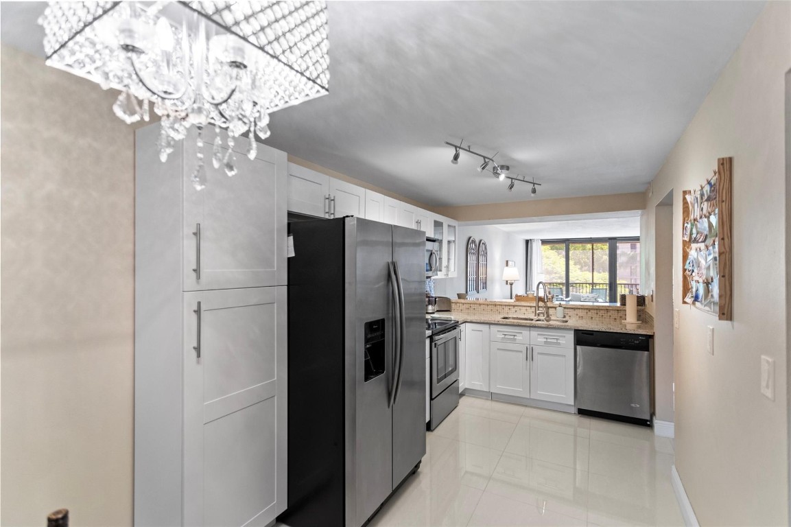 16 Royal Palm Way 302