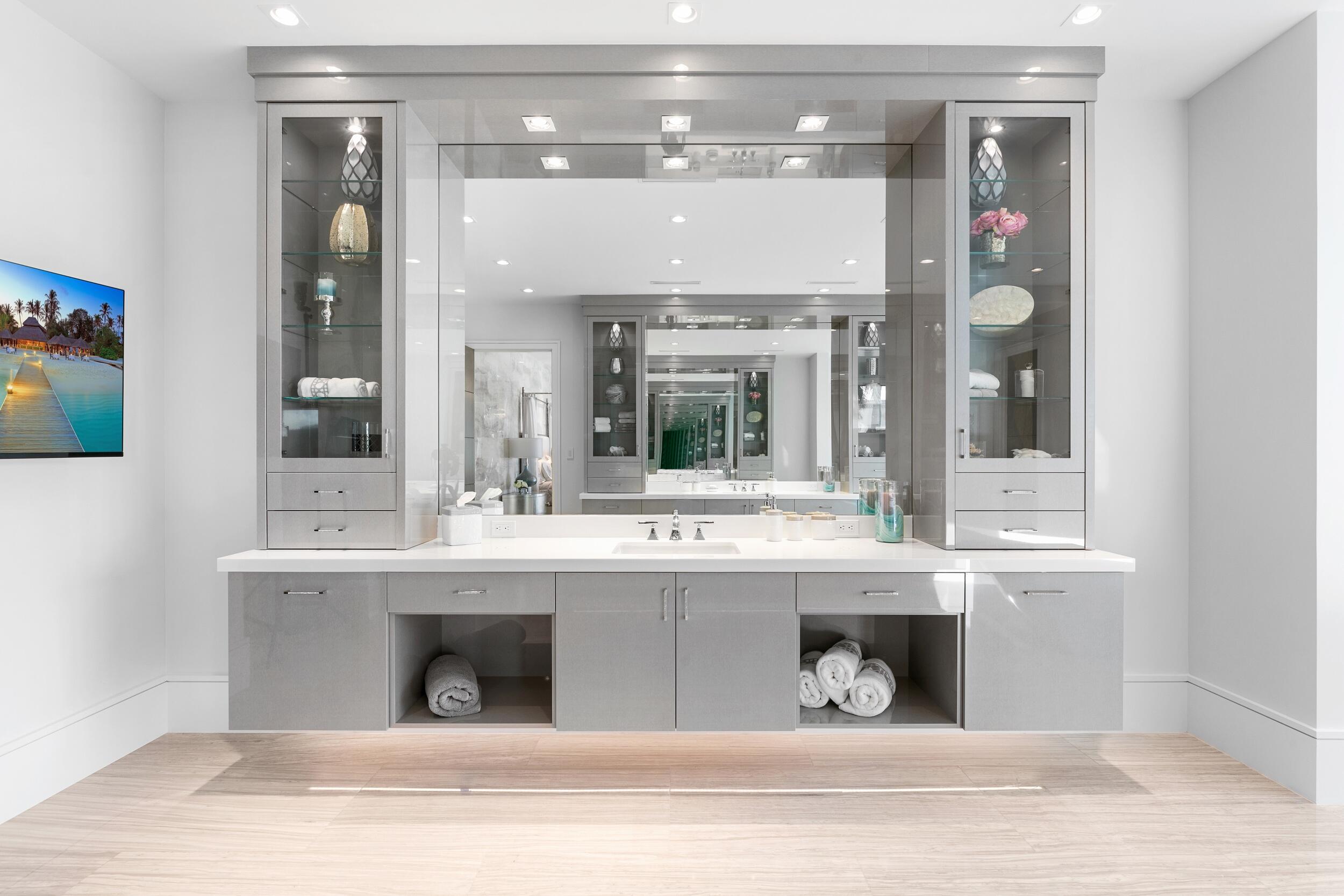 ROYAL PALM YACHT & COUNTRY CLUB - Residential