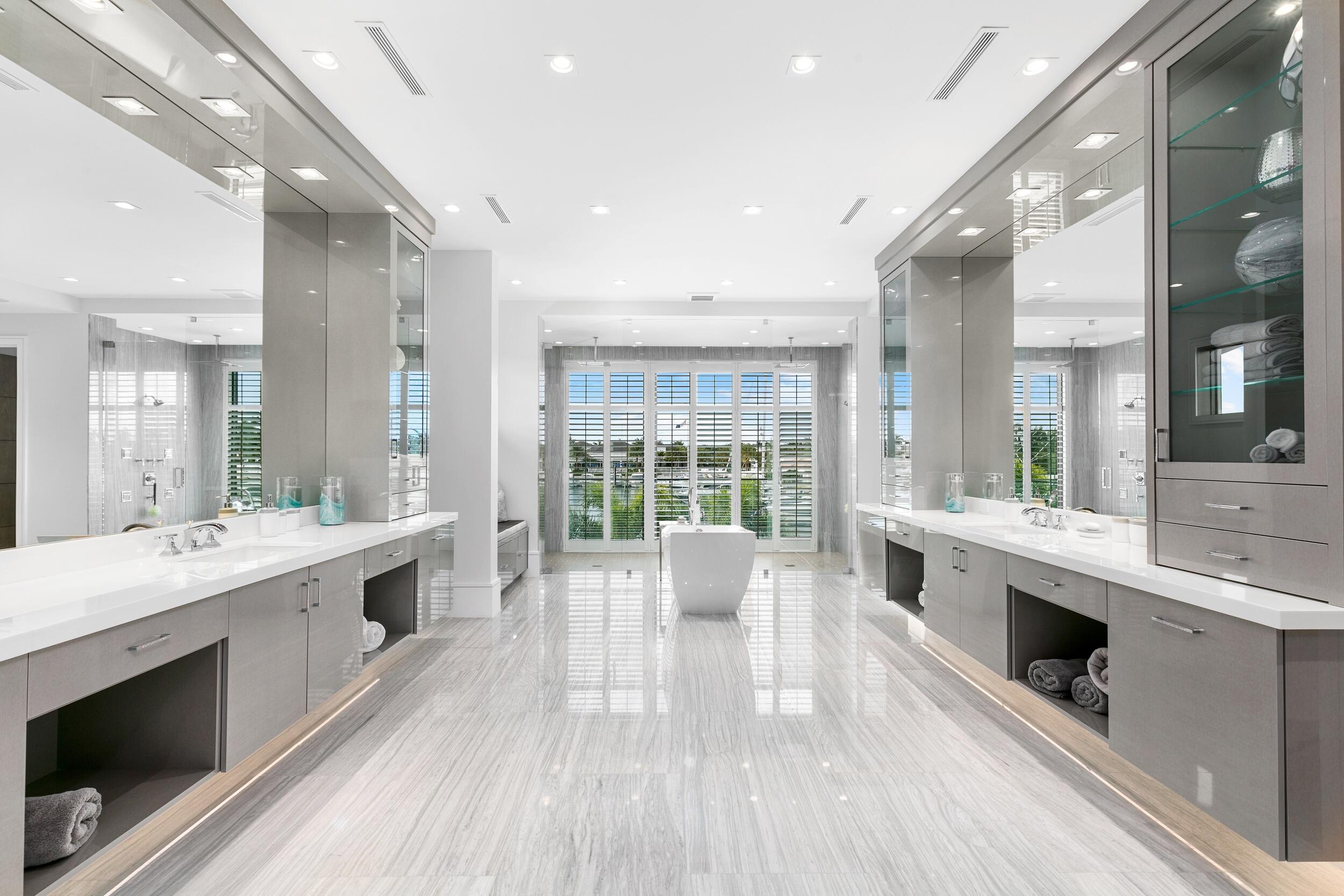 ROYAL PALM YACHT & COUNTRY CLUB - Residential