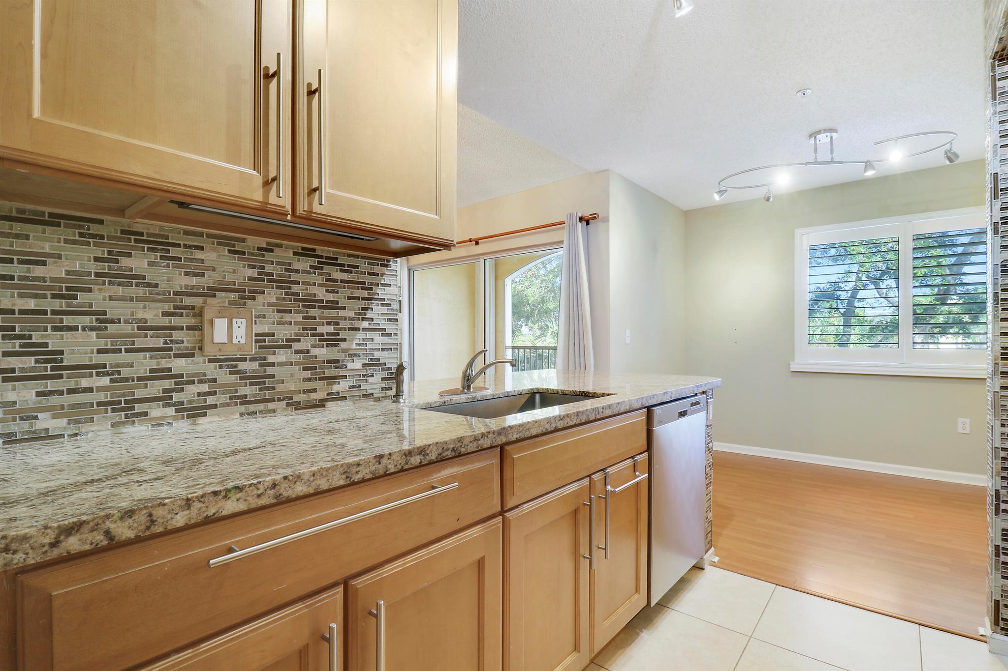 LIGHTHOUSE COVE AT TEQUESTA CONDO - Residential