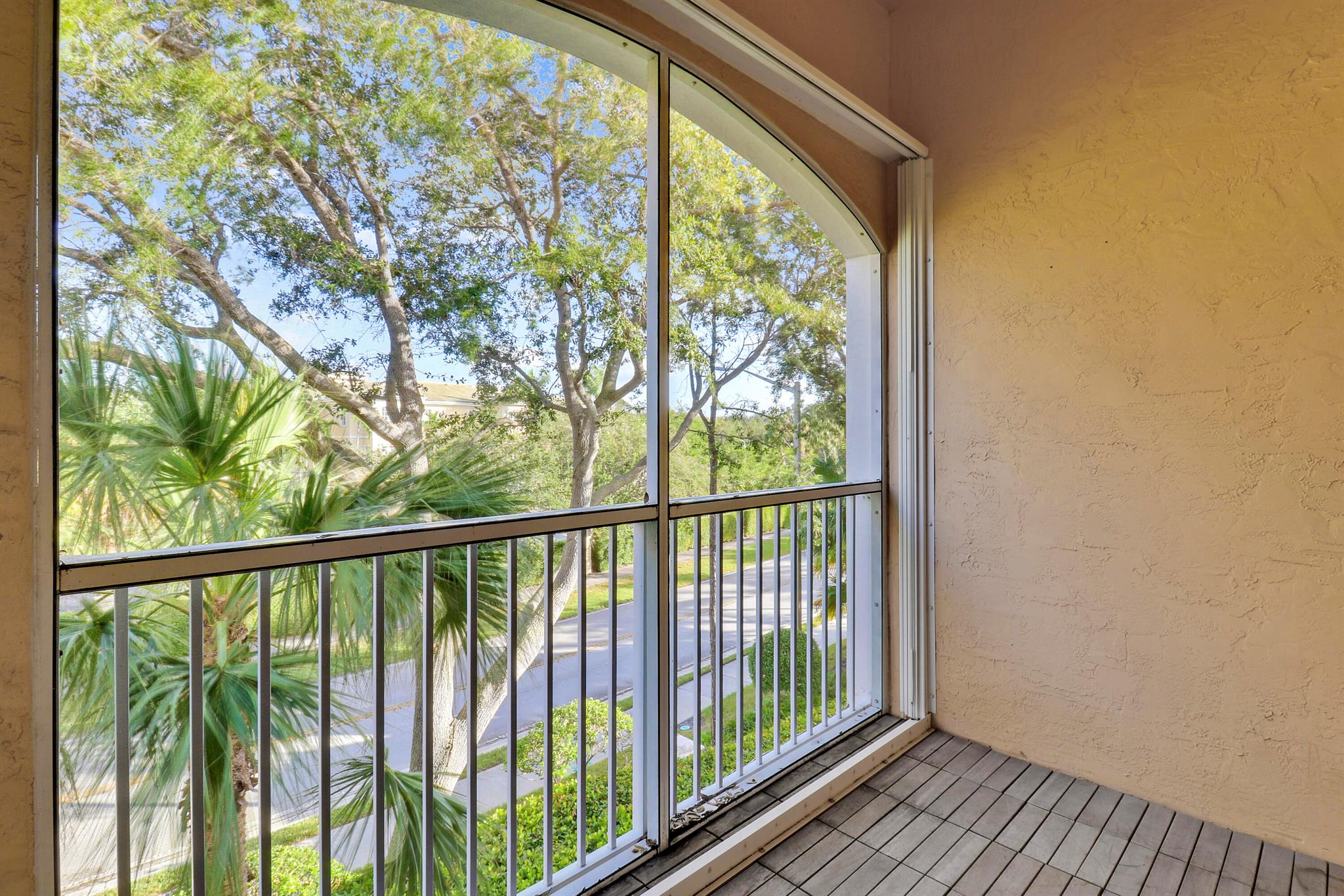 LIGHTHOUSE COVE AT TEQUESTA CONDO - Residential