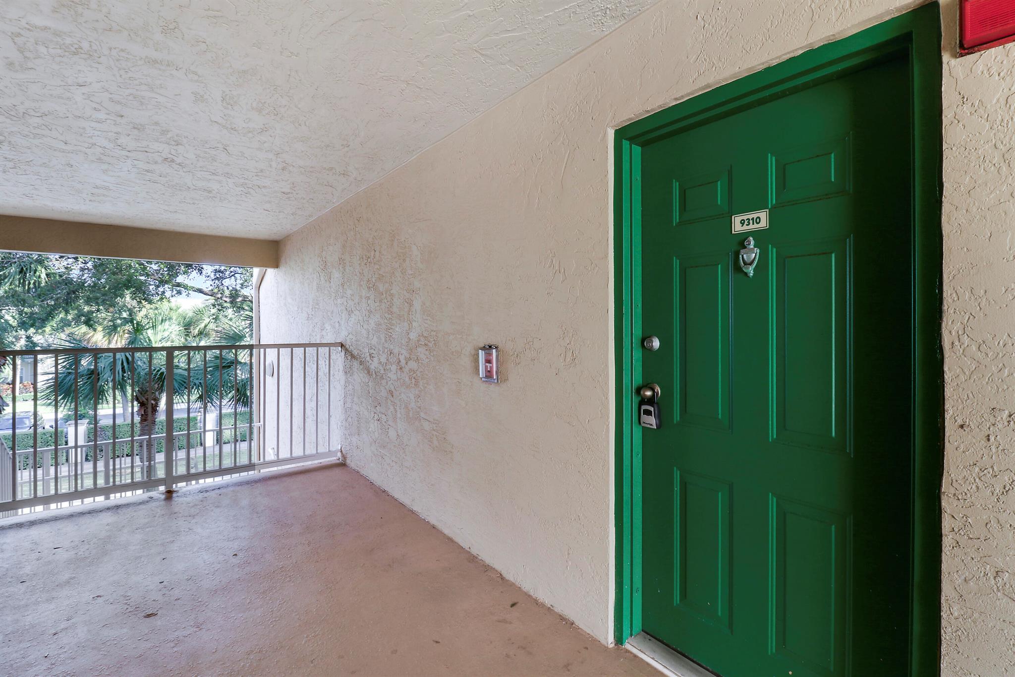 LIGHTHOUSE COVE AT TEQUESTA CONDO - Residential