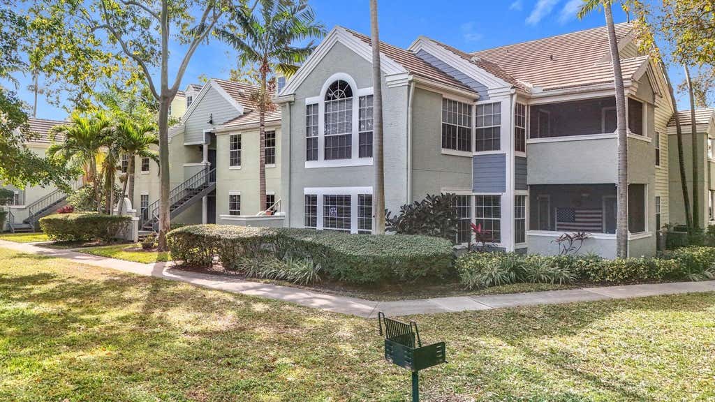 Photo of 1020 CRYSTAL Way #M, Delray Beach, FL 33444 (MLS # B26065787)