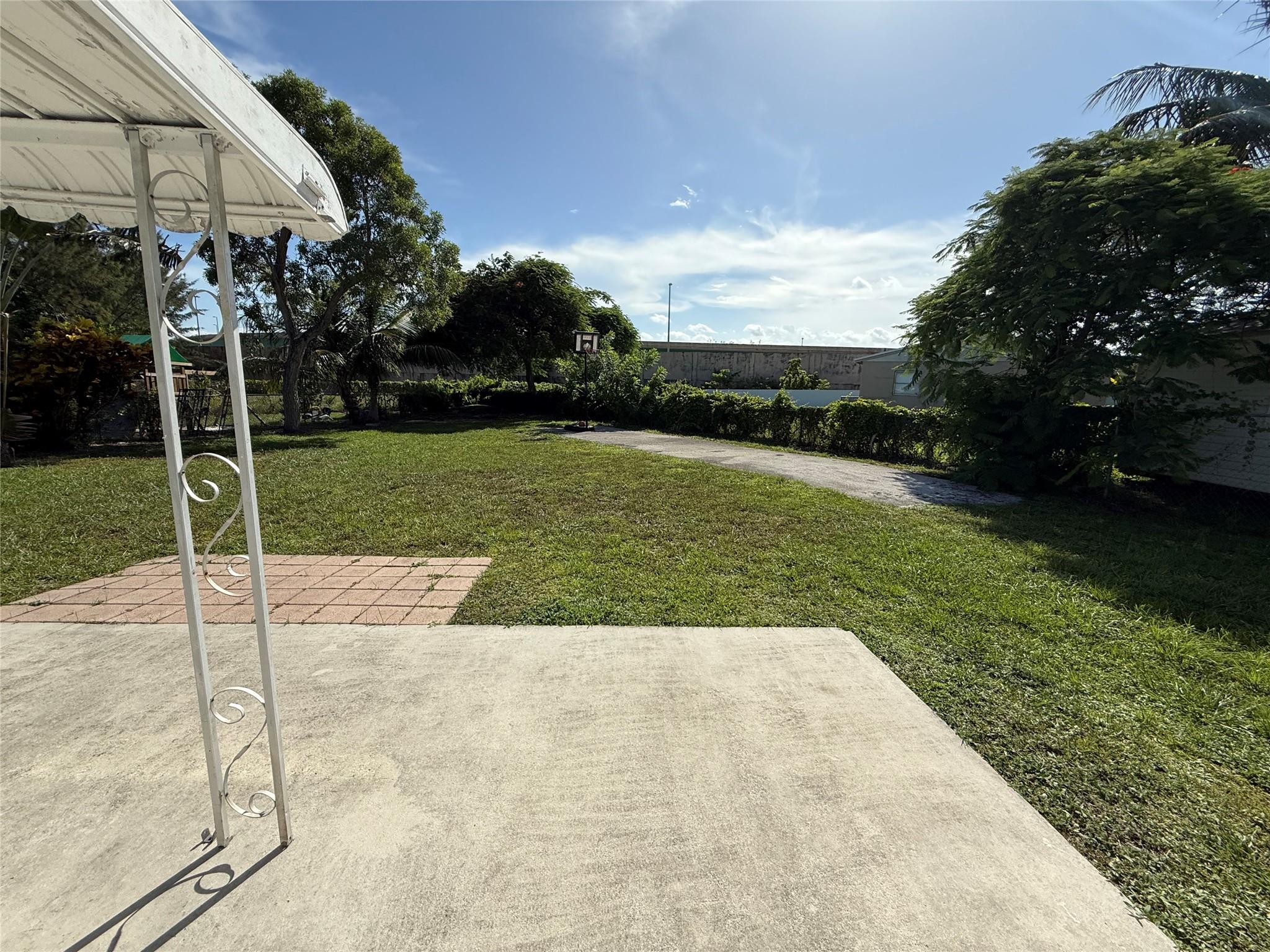 2411 SW 50th Ter, Plantation, FL, 33317/$400,000 2 2411 SW 50th Ter