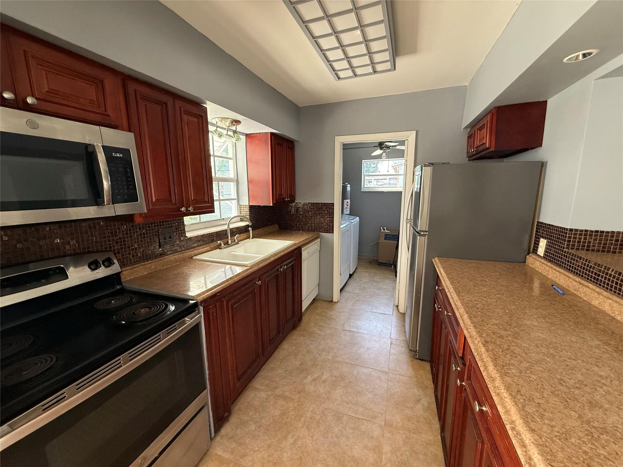 2411 SW 50th Ter, Plantation, FL, 33317/$400,000 3 2411 SW 50th Ter