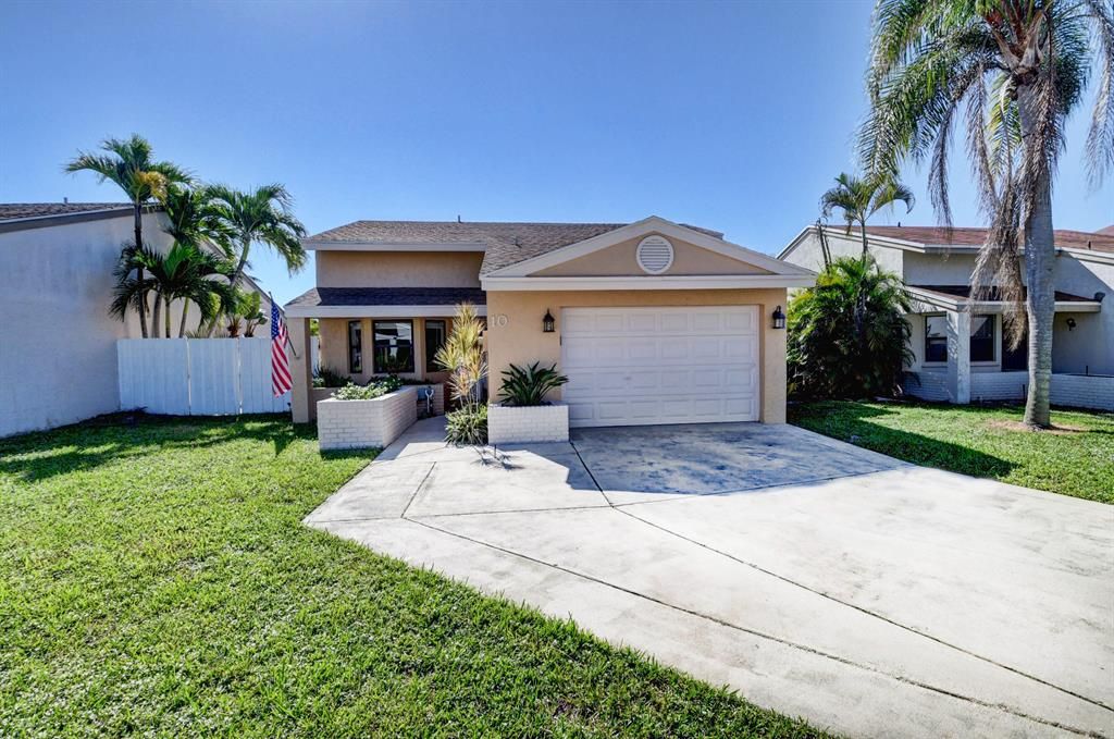 Photo of 10 Kyle Way, Boynton Beach, FL 33426 (MLS # R10757758)