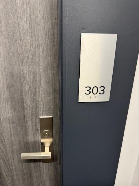 Amazing great small size (430 sqft) office for your online business, small office, call center and much more options.
Amazing location, close to trains station, malls, highways and much more. The time is now. Tenant in place until June of 2026.