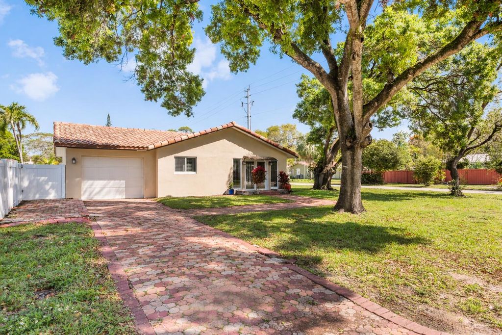 Photo of 1255 SW 15th Avenue, Fort Lauderdale, FL 33312 (MLS # B26003720)