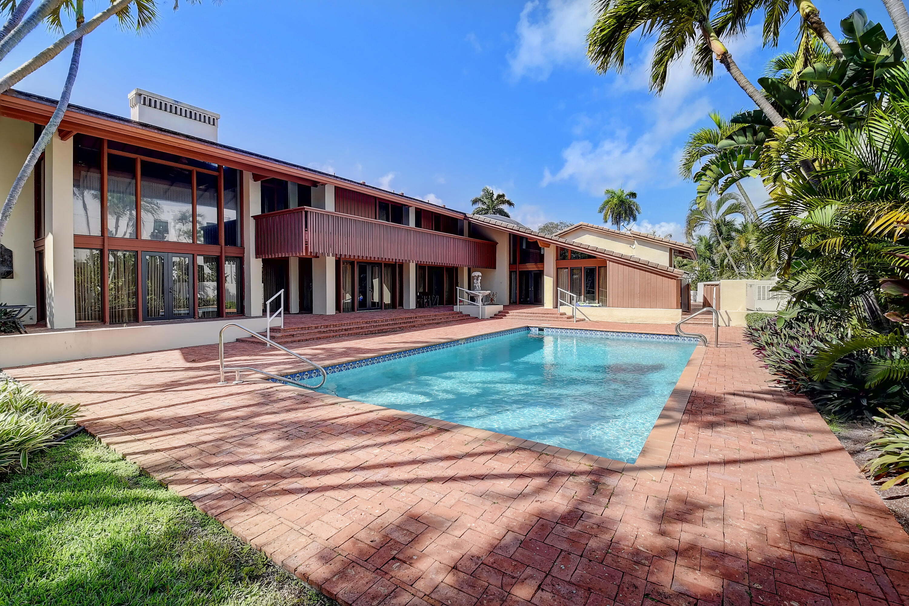 ROYAL PALM YACHT & COUNTRY CLUB - Residential