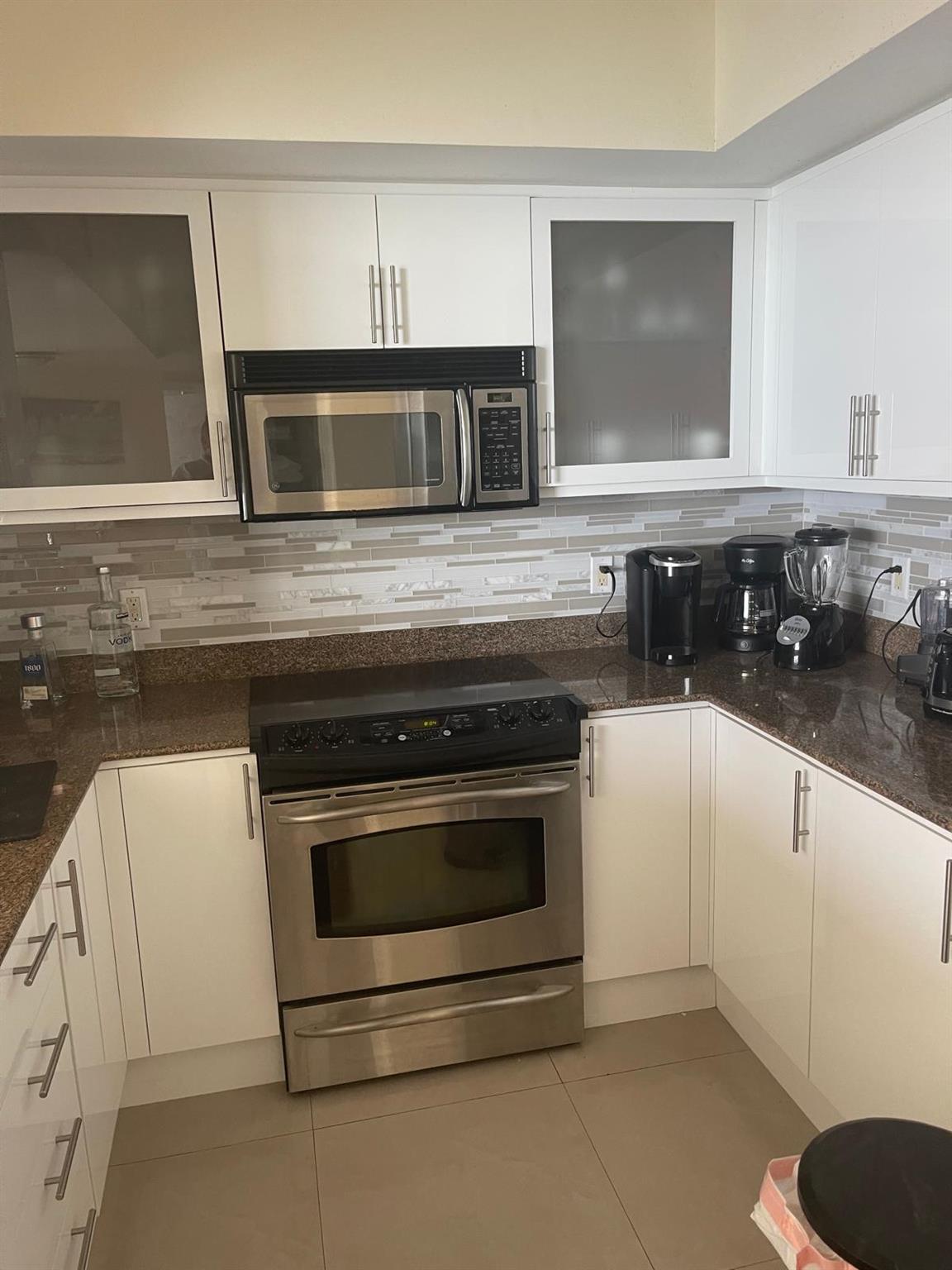 LA PERLA CONDO - Residential Lease