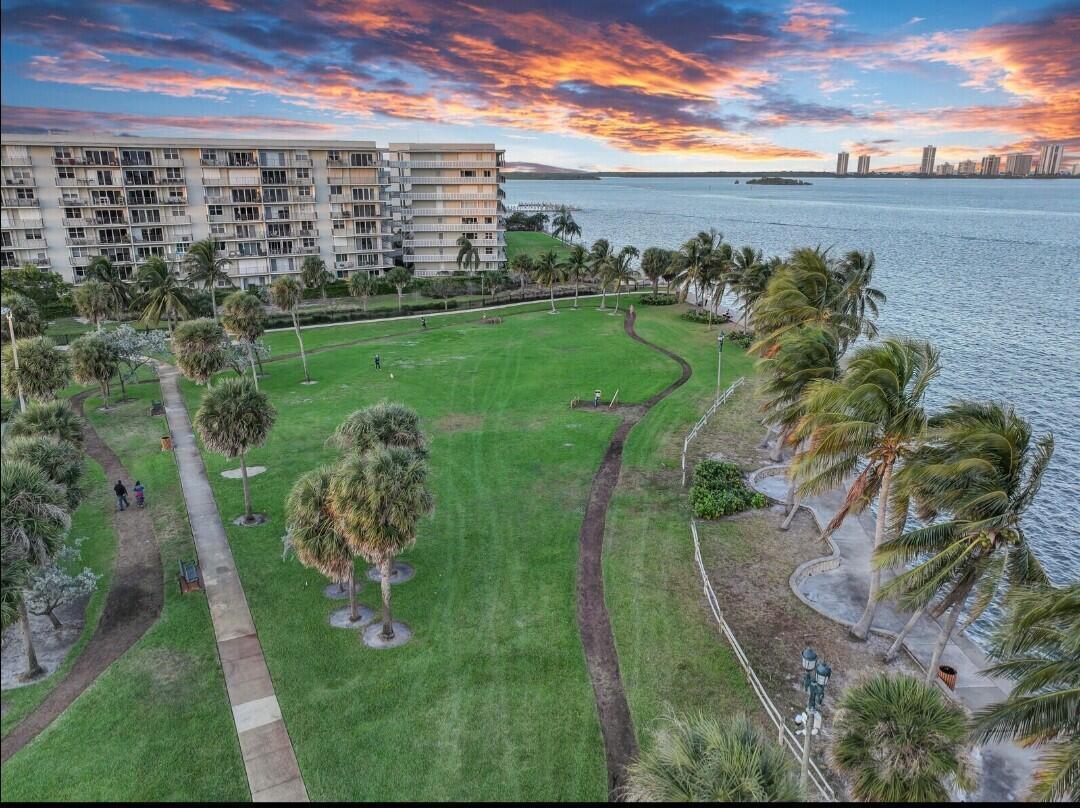 LAKE HARBOUR TOWERS CONDO - Residential