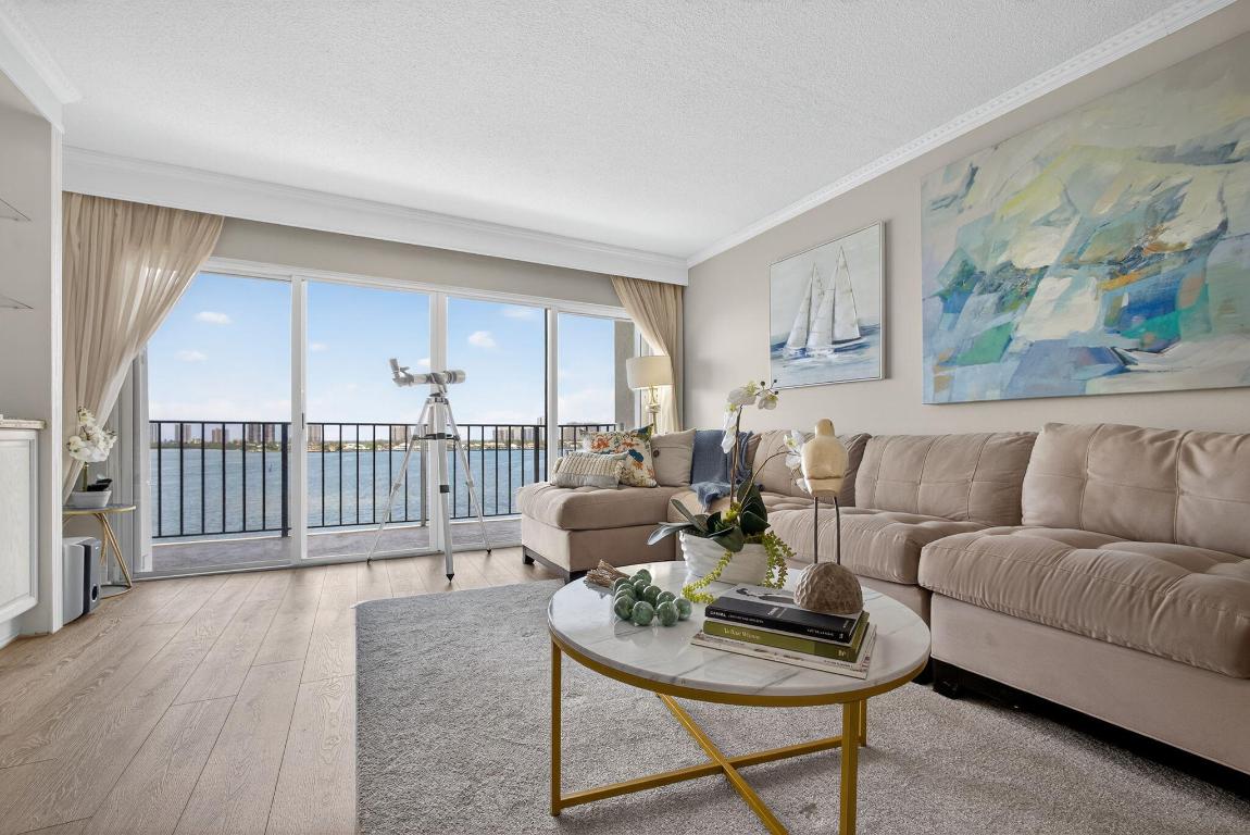 LAKE HARBOUR TOWERS CONDO - Residential